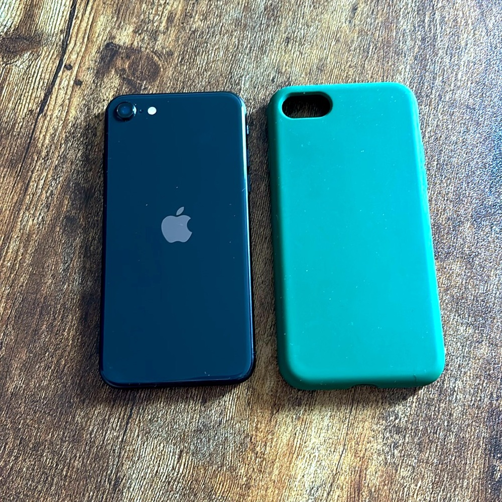 Apple iPhone SE 2nd Generation, US Version, 64GB, Black - Unlocked (Renewed)